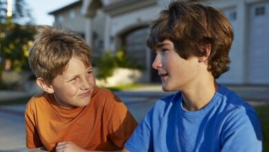 كيف يساعد الإرشاد الأسري في تسوية النزاعات بين الأشقاء؟